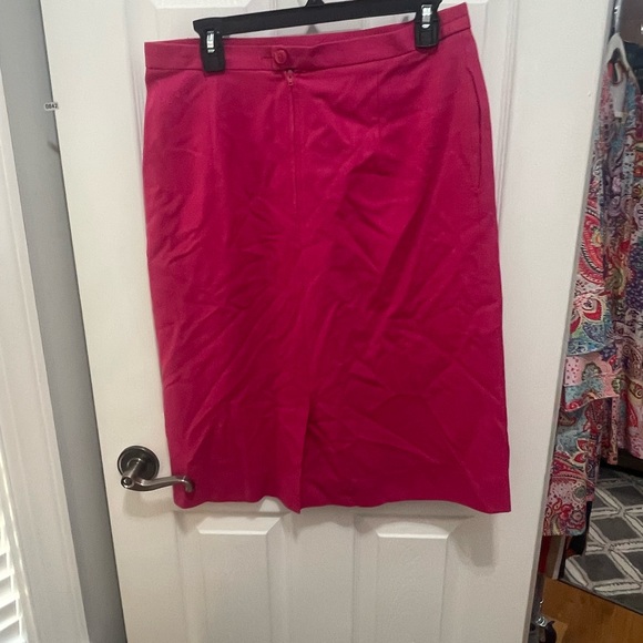 Pink skirt size 12 great condition zip in the back - Picture 4 of 7